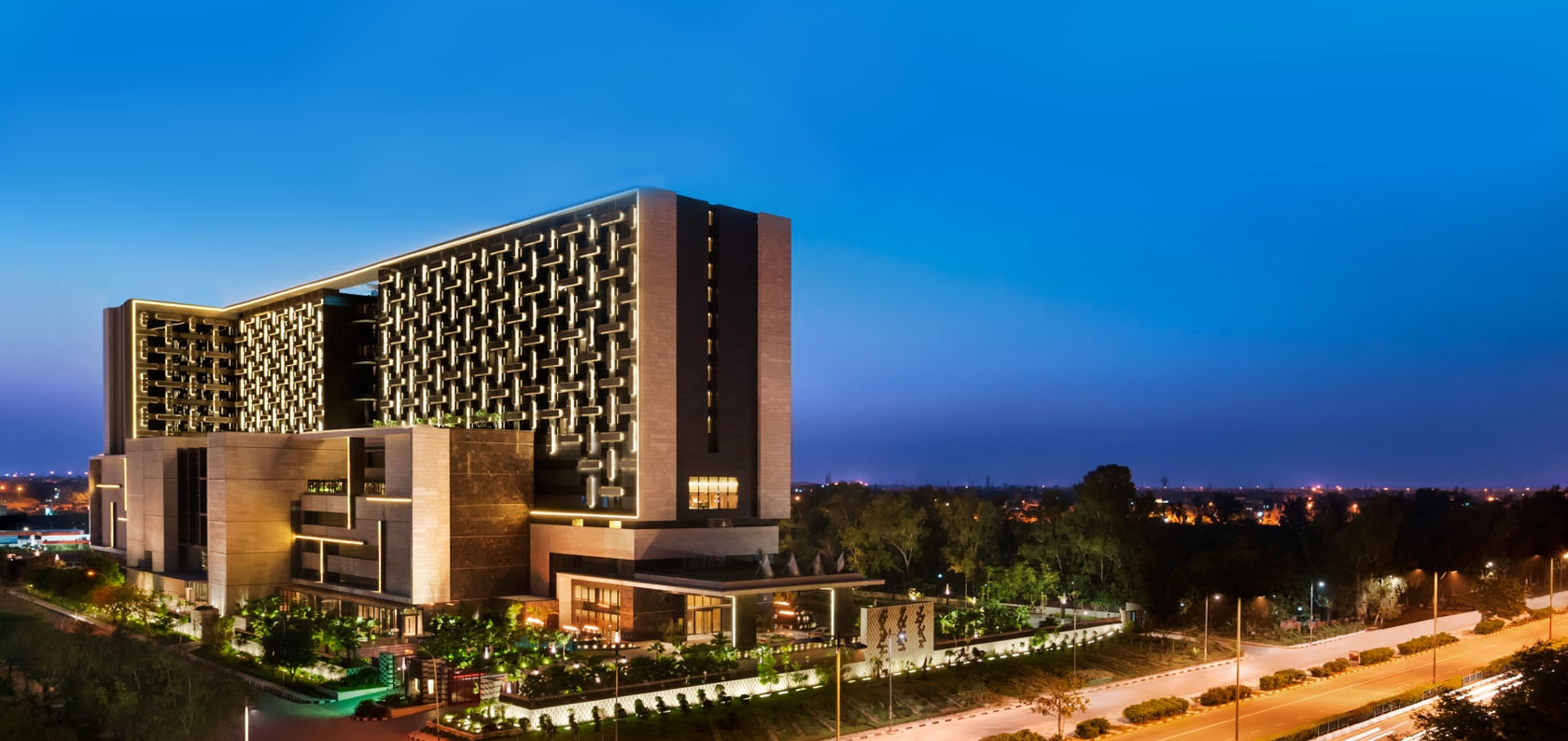 the-leela-ambience-convention-hotel-delhi-mason-rose