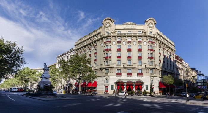 El Palace façade 8