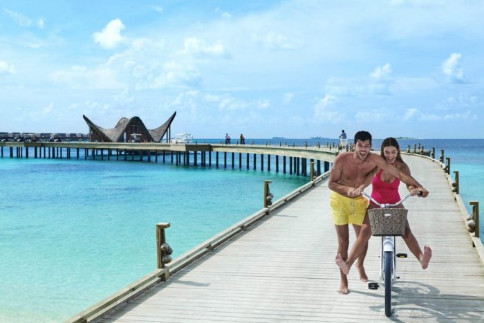 JOALI Maldives – Arrival Pier couple